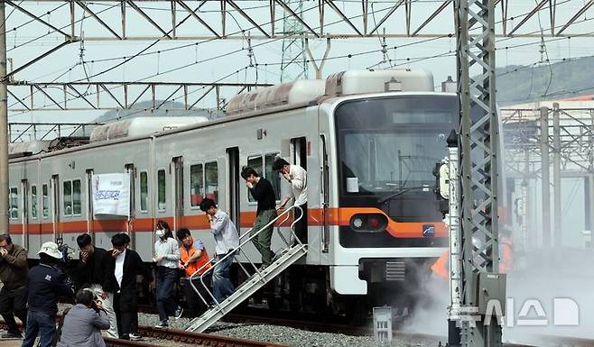 [부산=뉴시스] 하경민 기자 = 2025년 충무훈련의 하나로 '도시철도 피해복구 종합 실제훈련'이 열린 23일 부산 금정구 도시철도 1호선 노포차량정비창에서 테러를 당한 도시철도 승객들이 대피하고 있다. 전시 적 공격으로 인한 도시철도 시설피해 발생에 대비한 민·관·군·경·소방 합동훈련에는 53사단 부산여단과 부산교통공사, 금정구청, 금정소방서, 보건소, 부산항만공사, 금정결찰서 등 7개 기관 200여 명이 참가했다. 2025.04.23. yulnetphoto@newsis.com