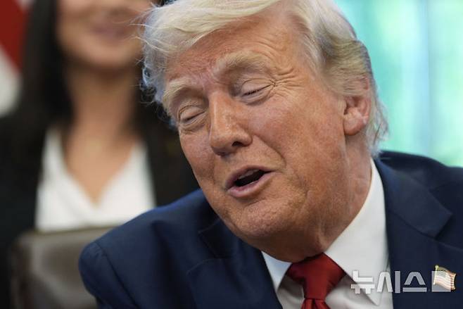 [워싱턴=AP/뉴시스]도널드 트럼프 미국 대통령이 23일(현지 시간) 백악관 집무실에서 행정명령 서명식을 진행한 후 취재진 질문에 답변하며 미소짓고 있다. 2025.04.24.