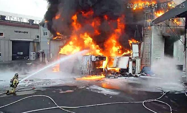 [화성=뉴시스] 24일 오전 7시14분께 경기 화성시 장안면의 한 폐차장에서 폐유 처리 중 유증기에 의한 폭발 사고가 났다. (사진=경기도소방재난본부 제공)   2025.04.24. photo@newsis.com *재판매 및 DB 금지