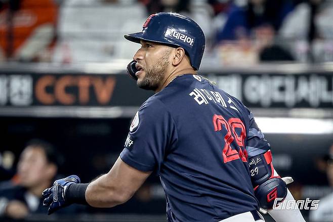 [서울=뉴시스] 프로야구 롯데 자이언츠의 빅터 레이예스가 지난 3일 대전 한화생명 볼파크에서 열린 2025 신한 쏠뱅크 KBO리그 한화 이글스와의 경기에 역전 적시타를 터트리고 있다. (사진=롯데 자이언츠 제공) 2025.04.03. *재판매 및 DB 금지