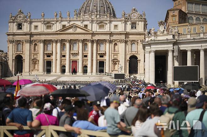 [바티칸시국=AP/뉴시스] 23일(현지 시간) 바티칸의 성 베드로 광장에서 신자들이 프란치스코 교황을 조문하기 위해 줄을 서고 있다. 프란치스코 교황의 시신은 사흘간 대성당에 안치돼 일반 신자들의 조문을 받는다. 2025.04.24.