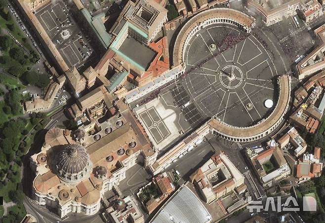 [바티칸시국=AP/뉴시스] 23일(현지 시간) 바티칸의 성 베드로 광장에서 신자들이 프란치스코 교황을 조문하기 위해 줄을 서고 있다. 프란치스코 교황의 시신은 사흘간 대성당에 안치돼 일반 신자들의 조문을 받는다. 2025.04.24.