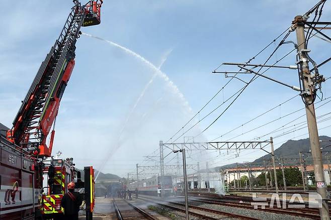[부산=뉴시스] 하경민 기자 = 2025년 충무훈련의 하나로 '도시철도 피해복구 종합 실제훈련'이 열린 23일 부산 금정구 도시철도 1호선 노포차량정비창에서 소방이 테러로 인한 화재를 진압하고 있다. 전시 적 공격으로 인한 도시철도 시설피해 발생에 대비한 민·관·군·경·소방 합동훈련에는 53사단 부산여단과 부산교통공사, 금정구청, 금정소방서, 보건소, 부산항만공사, 금정결찰서 등 7개 기관 200여 명이 참가했다. 2025.04.23. yulnetphoto@newsis.com