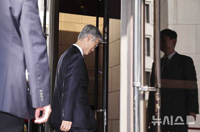 [서울=뉴시스] 김근수 기자 = 조희대 대법원장이 24일 오전 서울 서초구 대법원으로 출근하고 있다.대법원이 24일 이재명 더불어민주당 대선 경선후보 공직선거법 위반 사건을 심리하기 위해 전원합의체를 다시 열었다. 이는 조희대 대법원장이 이틀 전 직권 회부한 뒤 속행 심리를 신속히 연 것으로, 통상적인 일정과는 다른 이례적 조치다. 조 대법원장은 공직선거법 재판의 ‘6·3·3 원칙’ 준수를 강조하며 신속 심리를 추진하고 있다. 2025.04.24. ks@newsis.com