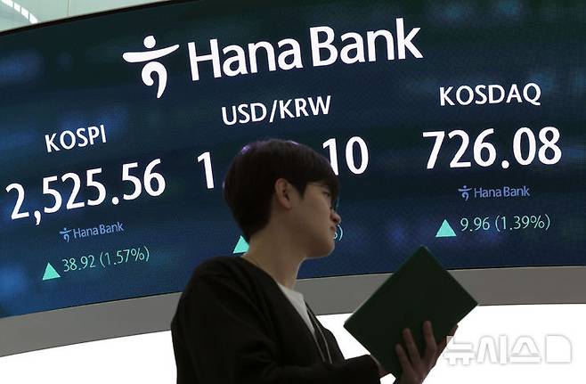 [서울=뉴시스] 김금보 기자 = 23일 서울 중구 하나은행 딜링룸에서 딜러들이 업무를 하고 있다. 2025.04.23. kgb@newsis.com