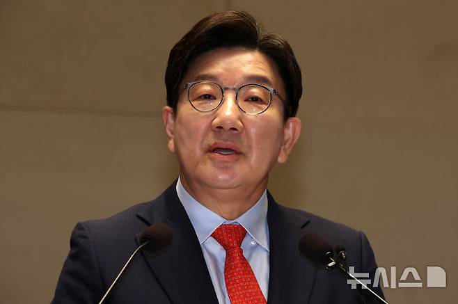 [서울=뉴시스] 조성우 기자 = 권성동 국민의힘 원내대표가 24일 오전 서울 여의도 국회에서 열린 의원총회에서 발언하고 있다. 2025.04.24. xconfind@newsis.com