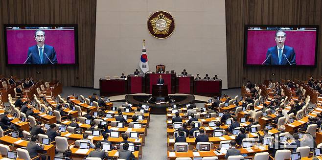 [서울=뉴시스] 국회사진기자단 = 한덕수 대통령 권한대행 국무총리가 24일 오전 서울 여의도 국회 본회의장에서 열린 제424회 국회(임시회) 제6차 본회의에서 2025년도 제1회 추가경정예산안에 대한 정부의 시정연설을 하고 있다. 2025.04.24. photo@newsis.com