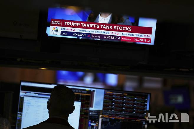 [뉴욕=AP/뉴시스] 지난 3일(현지 시간) 뉴욕 증권거래소(NYSE) 화면에 도널드 트럼프 대통령의 관세로 주가가 폭락하고 있다는 뉴스 자막이 보인다. 2025.04.24.