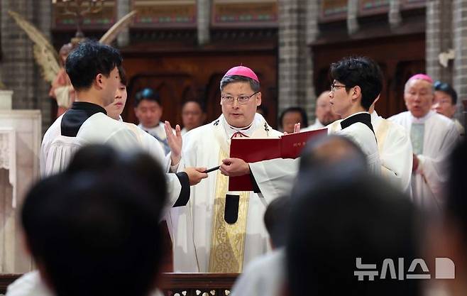 [서울=뉴시스] 이영환 기자 = 천주교 서울대교구장 정순택 대주교가 24일 오전 서울 중구 명동대성당에서 프란치스코 교황 추모 미사를 집전하고 있다. 2025.04.24. 20hwan@newsis.com