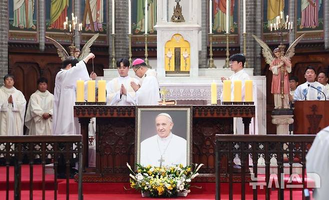 [서울=뉴시스] 이영환 기자 = 천주교 서울대교구장 정순택 대주교가 24일 오전 서울 중구 명동대성당에서 프란치스코 교황 추모 미사를 집전하고 있다. 2025.04.24. 20hwan@newsis.com