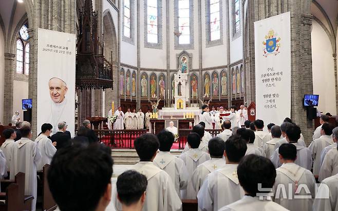 [서울=뉴시스] 이영환 기자 = 천주교 서울대교구장 정순택 대주교가 24일 오전 서울 중구 명동대성당에서 프란치스코 교황 추모 미사를 집전하고 있다. 2025.04.24. 20hwan@newsis.com