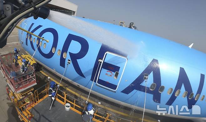 [서울=뉴시스] 김명년 기자 = 24일 오전 인천국제공항에 위치한 대한항공 정비 격납고에서 관계자들이 봄맞이 항공기 동체 세척을 하고 있다.(공동취재) 2025.04.24. kmn@newsis.com