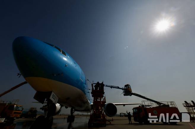 [서울=뉴시스] 김명년 기자 = 24일 오전 인천국제공항에 위치한 대한항공 정비 격납고에서 관계자들이 봄맞이 항공기 동체 세척을 하고 있다. 2025.04.24. kmn@newsis.com