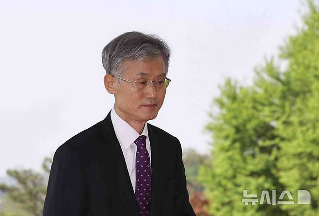 [서울=뉴시스] 김근수 기자 = 조희대 대법원장이 24일 오전 서울 서초구 대법원으로 출근하고 있다. 2025.04.24. ks@newsis.com