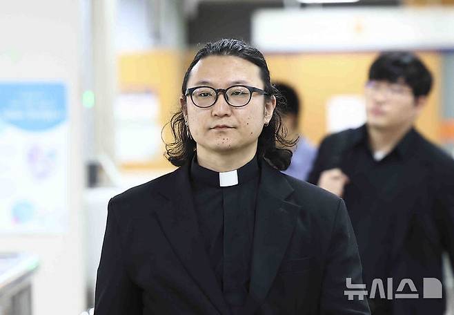 [서울=뉴시스] 김근수 기자 = 성소수자에게 축복기도를 해 교단으로부터 징계를 받은 이동환 목사가 24일 서울 서초구 서울고등법원에서 기독교 대한감리회 상대 총회재판위원회 판결 무효 확인 소송 선고공판에 출석하고 있다. 2025.04.24. ks@newsis.com