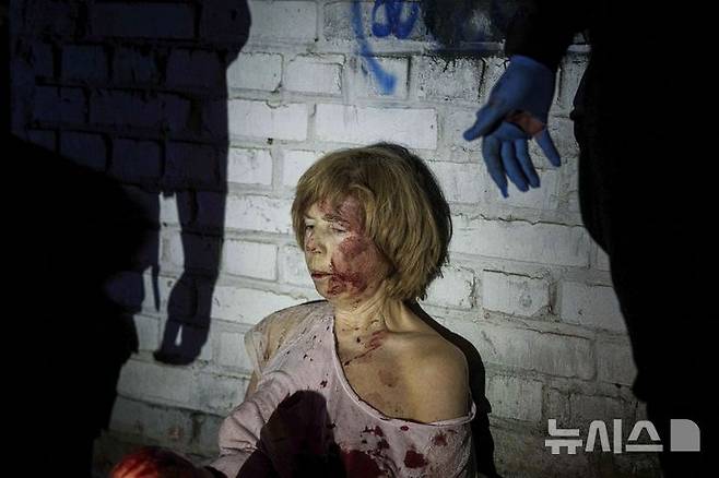 <font style="vertical-align: inherit;"><font style="vertical-align: inherit;">[키이우=AP/뉴시스] 24일(현지 시간)러시아의 공습으로 파손된 우크라이나 키이우의 주택가에 부상자가 앉아 있다. 비탈리 클리치코 키이우 시장은 러시아의 대규모 공격으로 최소 2명이 숨지고 6명의 어린이와 임산부 등 54명이 부상했다고 밝혔다. 2025.04.24.</font></font>