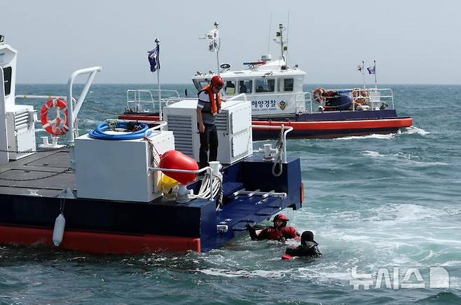 [부산=뉴시스] 하경민 기자 = 항공기 해상 불시착 상황을 가정한 수난대비 합동 구조훈련이 열린 24일 부산 강서구 진우도 인근 해상에 불시착한 모의항공기(500t급 경비함)에서 비상탈출한 승객을 해경이 구조하고 있다. 이날 훈련에는 남해지방해양경찰청, 창원해양경찰서 등 13개 유관기관·단체에서 총 14척의 선박과 헬기 1기가 동원됐다. 2025.04.24. yulnetphoto@newsis.com