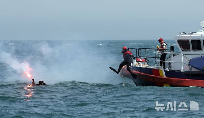 [부산=뉴시스] 하경민 기자 = 항공기 해상 불시착 상황을 가정한 수난대비 합동 구조훈련이 열린 24일 부산 강서구 진우도 인근 해상에 불시착한 모의항공기(500t급 경비함)에서 비상탈출한 승객을 해경이 구조하고 있다. 이날 훈련에는 남해지방해양경찰청, 창원해양경찰서 등 13개 유관기관·단체에서 총 14척의 선박과 헬기 1기가 동원됐다. 2025.04.24. yulnetphoto@newsis.com