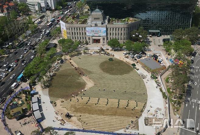 [서울=뉴시스] 김선웅 기자 = 24일 서울 중구 서울광장에서 잔디 식재 작업이 진행되고 있다. 2025.04.24. mangusta@newsis.com