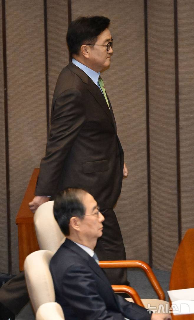 [서울=뉴시스] 국회사진기자단 = 우원식 국회의장이 24일 서울 여의도 국회에서 열린 제424회 국회(임시회) 제6차 본회의에 참석하며 한덕수 대통령 권한대행 겸 국무총리를 지나가고 있다. 2025.04.24. photo@newsis.com