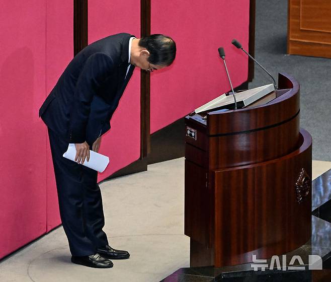 [서울=뉴시스] 국회사진기자단 = 한덕수 대통령 권한대행 국무총리가 24일 서울 여의도 국회에서 열린 제424회 국회(임시회) 제6차 본회의에서 2025년도 제1회 추가경정예산안에 대한 정부의 시정연설을 마친 후 인사하고 있다. 2025.04.24. photo@newsis.com