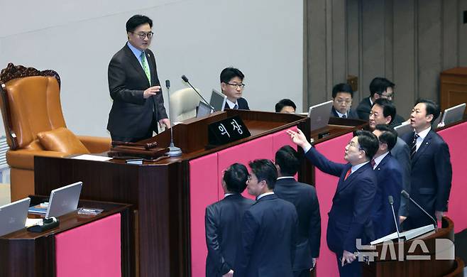 [서울=뉴시스] 국회사진기자단 = 권성동(오른쪽 네 번째) 국민의힘 원내대표와 당 일부 의원들이 24일 서울 여의도 국회 본회의장에서 열린 제242회 국회(임시회) 제6차 본회의에서 한덕수 대통령 권한대행 국무총리의 추가경정예산안 시정연설이 끝난 뒤 이어진 우원식 국회의장의 발언에 항의하고 있다. 2025.04.24. photo@newsis.com