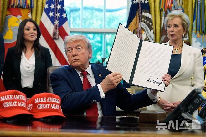 [워싱턴=AP/뉴시스] 도널드 트럼프 미국 대통령이 23일(현지 시간) 백악관 집무실에서 흑인대학(HBCU)에 관한 행정명령에 서명한 뒤 이를 들어 보이고 있다. 트럼프 대통령은 서명식 이후 이어진 대중 관세 인하 관련 질문에 “그건 중국에 달려 있다”라며, “중국과의 협상이 진전되지 않으면 2~3주 내로 자체적인 대중 관세를 새로 적용할 것”이라고 밝혔다. 2025.04.24.