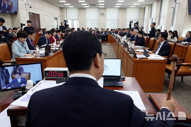 [서울=뉴시스] 고승민 기자 = 24일 서울 여의도 국회에서 열린 제424회 국회(임시회) 행정안전위원회 제1차 전체회의에서 신정훈 위원장이 의사봉을 두드리고 있다. 2025.04.24. kkssmm99@newsis.com