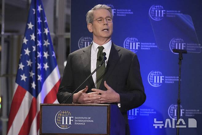 [워싱턴=AP/뉴시스] 23일(현지 시간) 스콧 베선트 미 재무부 장관이 워싱턴 DC에서 열린 국제금융연구소(IIF) 주최한 행사에서 연설하고 있다. 그는 미국과 중국이 무역문제와 관련해 '빅딜'을 달성할 기회가 있다고 밝혔다. 2025.04.24