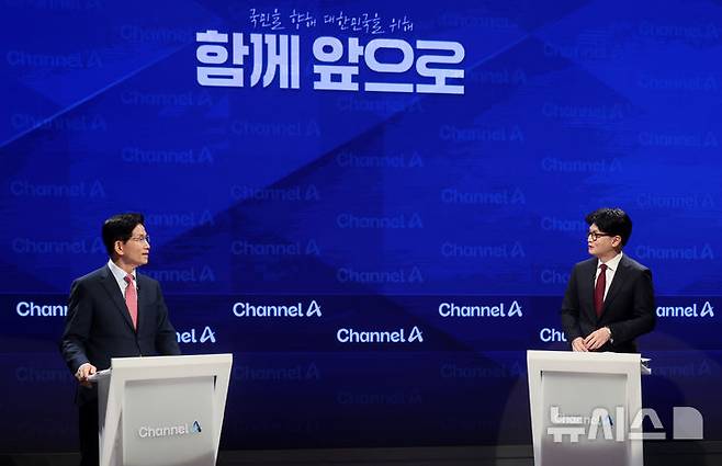 [서울=뉴시스] 국회사진기자단 = 제21대 대통령 선거 국민의힘 2차 경선 진출자인 김문수(왼쪽), 한동훈 후보가 24일 서울 종로구 동아미디어센터 채널A 오픈스튜디오에서 열린 2차 경선토론회 1:1 맞수 토론에 앞서 대화하고 있다. 2025.04.24. photo@newsis.com