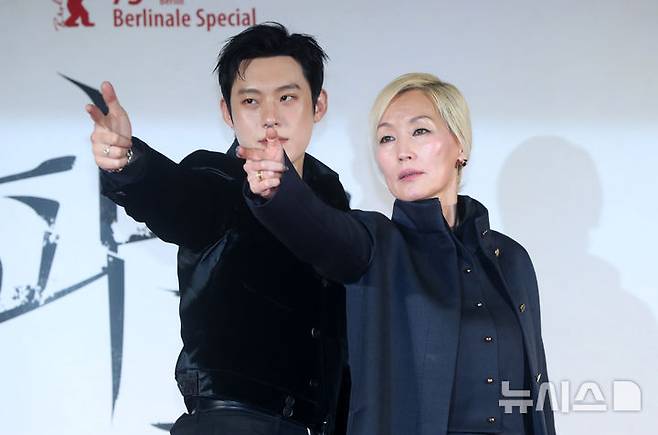 [서울=뉴시스] 김혜진 기자 = 배우 김성철(왼쪽), 이혜영이 27일 오전 서울 광진구 롯데시네마 건대입구에서 열린 영화 '파과'(감독 민규동) 제작보고회에서 포즈를 취하고 있다.'파과'는 바퀴벌레 같은 인간들을 처리하는 조직에서 40여 년간 활동한 레전드 킬러 조각(이혜영)과 평생 그를 쫓은 미스터리한 킬러 투우(김성철)의 강렬한 대결을 그린 액션 드라마다. 오는 5월 1일 개봉 예정. 2025.03.27. jini@newsis.com