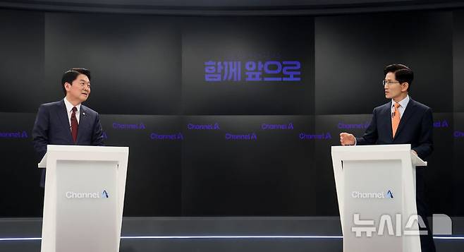 [서울=뉴시스] 국회사진기자단 = 24일 오후 서울 종로구 동아미디어센터 채널A 스튜디오에서 국민의힘 대선 2차 경선 진출자인 안철수 김문수  후보가 토론 전 리허설을 하고 있다. 2025.04.24. photo@newsis.com