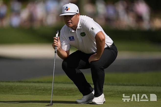[힐턴헤드아일랜드=AP/뉴시스] 임성재가 18일(현지 시간) 미 사우스캐롤라이나주 힐턴헤드 아일랜드의 하버타운 골프링크스에서 열린 미국프로골프(PGA) 투어 RBC 헤리티지 2라운드 16번 그린에서 퍼팅 준비를 하고 있다. 임성재는 중간 합계 4언더파 138타 공동 31위를 기록했다. 2025.04.19.