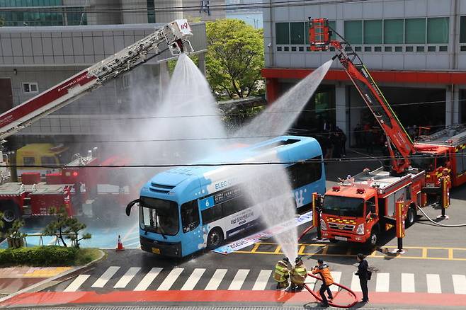 [부산=뉴시스] 24일 부산 영도구 부산항만소방서에서 부산항만소방서와 남부여객 등 관계자들이 전기버스 화재 대응 합동 훈련을 실시하고 있다. (사진=부산버스운송조합 제공) 2025.04.24. photo@newsis.com *재판매 및 DB 금지