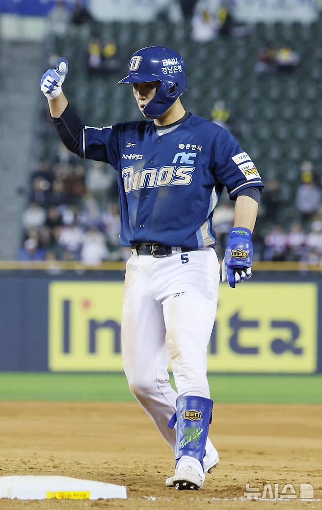 [서울=뉴시스] 김진아 기자 = 24일 오후 서울 송파구 잠실야구장에서 열린 2025 KBO리그 NC 다이노스와 LG 트윈스의 경기, 4회초 1사 2,3루 NC 서호철이 2타점 1루타를 친 뒤 기뻐하고 있다. 2025.04.24. bluesoda@newsis.com