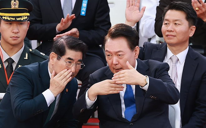 ▲지난해 10월 1일 서울 광화문광장에서 열린 국군의날 시가행진 행사. 윤석열 당시 대통령과 김용현 국방부 장관 뒤에 김정환 수행실장(오른쪽)이 배석한 것으로 확인된다. 