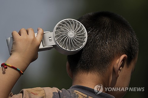 땀 식히는 소년 [연합뉴스 제공]