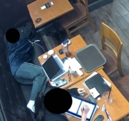 카페에서 잠든 손님 [사진 출처 = 온라인커뮤니티]