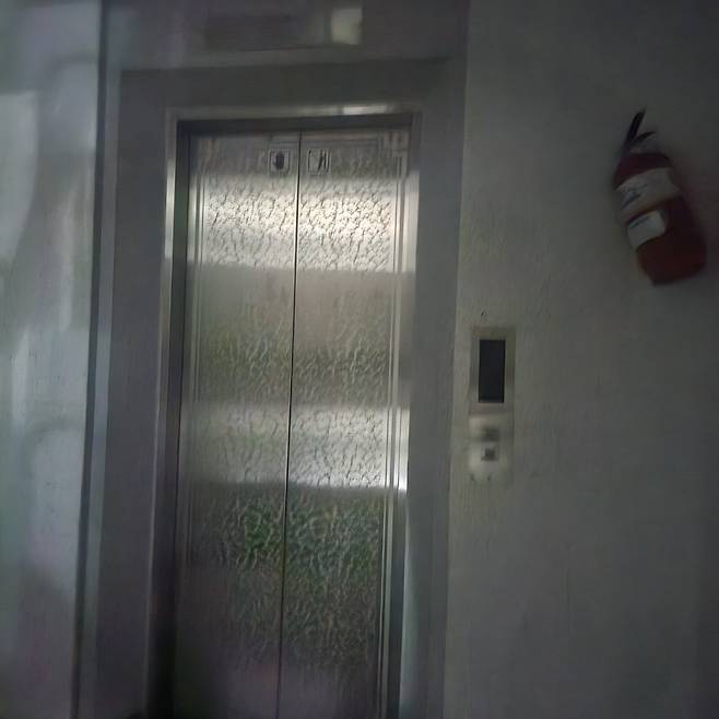 정전으로 멈춘 엘리베이터 [시청자 제공]