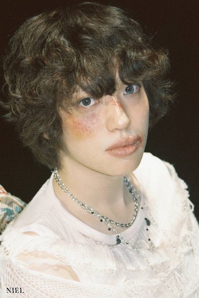 '쉬' 콘셉트 사진. 파란색 렌즈를 착용하고 상처 분장을 한 모습이 눈에 띈다. 엘엔디엔터테인먼트 제공