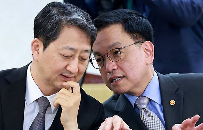 최상목 경제부총리(왼쪽)와 안덕근 산업통상자원부 장관. 연합뉴스