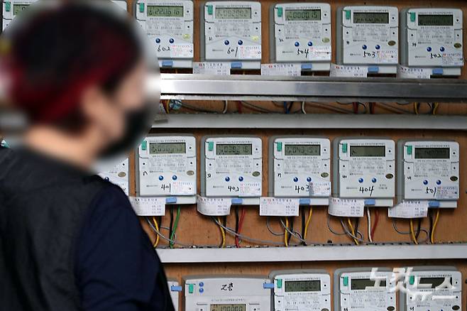 건물 관리인이 전기계량기를 살펴보고 있다. 기사와는 직접적 연관 없음. 류영주 기자