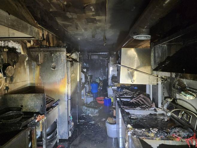 23일 부산 기장군의 한 음식점에서 불이 나 주방 내부가 검게 그을렸다. 부산소방재난본부 제공