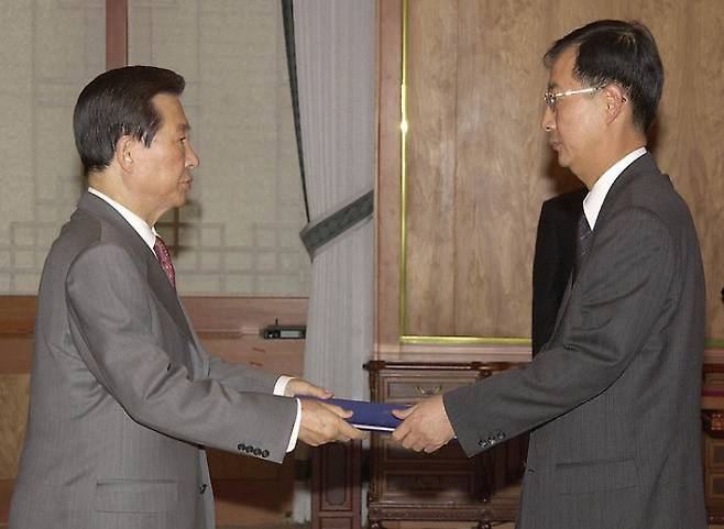 김대중 전 대통령에게 임명장 받는 한덕수 대행. 연합뉴스