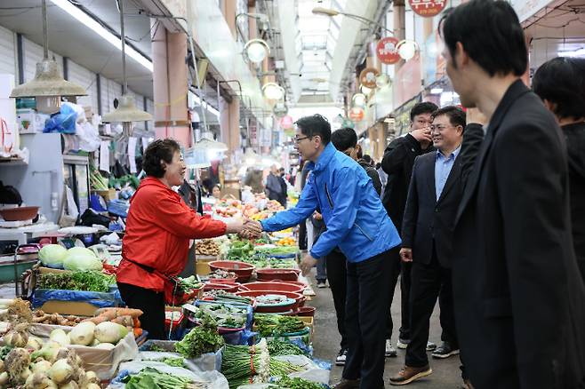 더불어민주당 김경수 대선 경선 후보가 26일 호남 경선을 앞두고 24일 목포 동부시장에서 상인과 시민들을 만나며 막판 지지를 호소하고 있다. 김 후보 측 제공