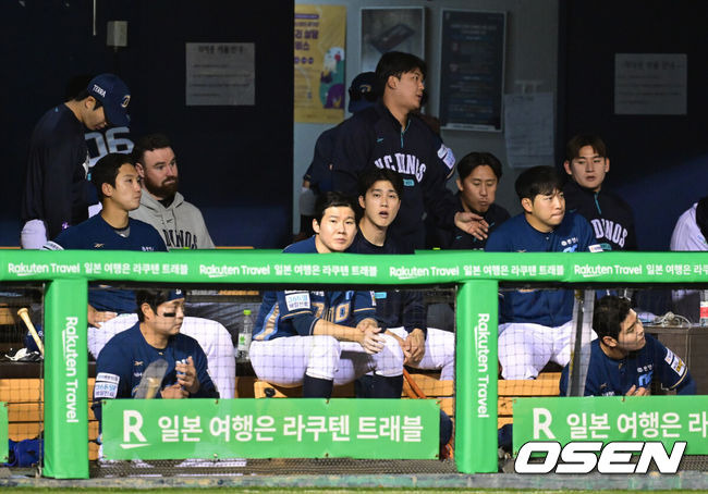 [OSEN=잠실, 김성락 기자] 프로야구 LG 트윈스가 NC 다이노스를 꺾고 2연패에서 벗어났다. LG는 23일 잠실구장에서 열린 2025 KBO리그 NC와 경기에서 3-0으로 승리하며 전날 패배를 설욕했다.  9회초 NC 선수들 더그아웃에서 경기를 지켜보고 있다. 2025.04.23 / ksl0919@osen.co.kr