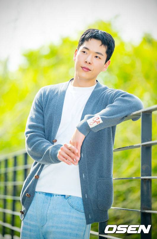 [OSEN=민경훈 기자] 배우 주연우가 최근 서울 마포구 합정동 OSEN 사옥에서 인터뷰를 가졌다.주연우는 지난 12일 종영한 SBS 금토드라마 ‘보물섬’에서 비선 실세 염장선(허준호 분)의 오른팔 천구호 역을 맡아 열연을 펼쳤다.배우 주연우가 카메라 앞에서 포즈를 취하고 있다. 2025.04.21 / rumi@osen.co.kr