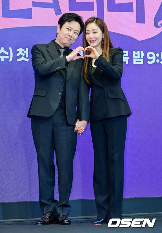 [OSEN=지형준 기자] 12일 오후 서울 마포구 상암동 스탠포드호텔에서 KBS2 새 수목시트콤 ‘빌런의 나라’ 제작발표회가 열렸다.오는 19일 첫 방송 예정인 ‘빌런의 나라’는 K-줌마 자매와 똘끼 충만 가족들의 때론 거칠면서도 때론 따뜻한 일상을 담은 시추에이션 코미디 드라마다.배우 서현철, 오나라가 포토타임을 하고 있다. 2025.03.12 / jpnews@osen.co.kr