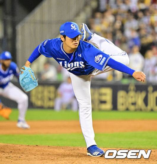 [OSEN=잠실, 민경훈 기자] 17일 서울 잠실야구장에서 2025 신한 SOL Bank KBO리그 LG 트윈스와 삼성 라이온즈의 경기가 열렸다.이날 LG는 송승기, 삼성은 원태인을 선발로 내세웠다.7회말 마운드에 오른 삼성 백정현이 힘차게 공을 뿌리고 있다. 2025.04.17 / rumi@osen.co.kr