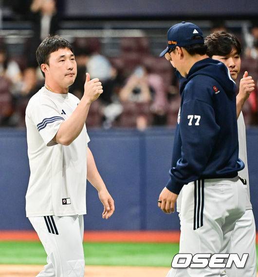 [OSEN=고척, 박준형 기자] 두산 베어스가 23일 서울 고척스카이돔에서 열린 2025 신한 SOL뱅크 KBO리그 키움 히어로즈와의 시즌 4차전에서 8-2로 승리했다.두산은 전날 패배 설욕과 함께 3연패에서 탈출하며 시즌 10승 14패를 기록했다. 반면 연승이 좌절된 키움은 9승 18패가 됐다.&nbsp;경기종료 후 결승타 주인공 김인태가 이승엽 감독과 하이파이브를 하고 있다.  2025.04.23 /